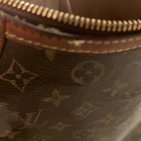 Classic Louis Vuitton crossbody.  Purchased in 2014. - Picture 3 of 6